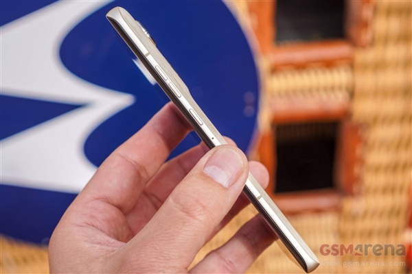 moto Edge 50 Ultra圖賞:實木材質重出江湖 小米一加都曾做過(圖11) moto Edge 50 Ultra圖賞:實木材質重出江湖 小米一加都曾做過